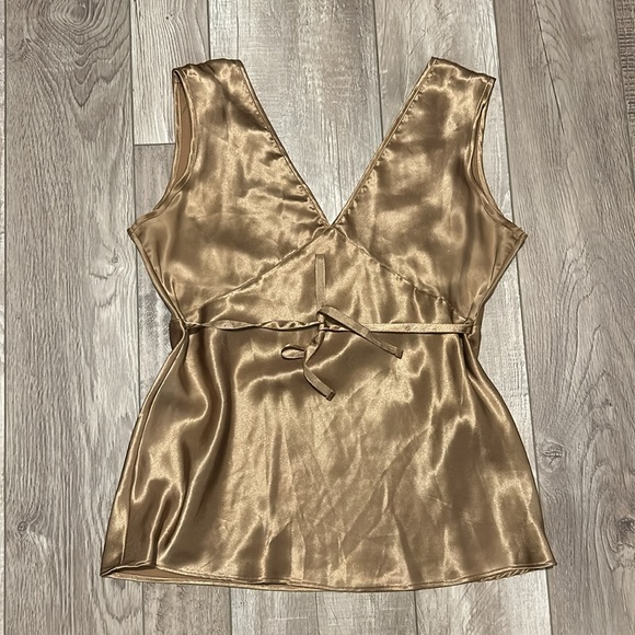 Women’s Top - Picture 2 of 2